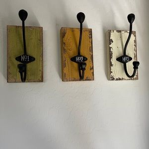 3 Wall hooks